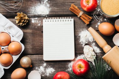 Arka plan elmalı turta, mutfak aletleri ve süslemeleri pişirme için malzemeler ile yedekleme Xmas