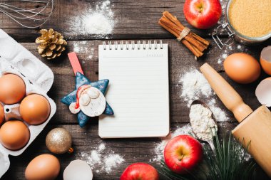 Arka plan elmalı turta, mutfak aletleri ve süslemeleri pişirme için malzemeler ile yedekleme Xmas