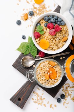 Kurutulmuş meyve ve çilek beyaz zemin üzerine ev yapımı granola