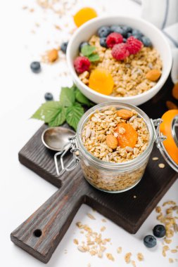 Kurutulmuş meyve ve çilek beyaz zemin üzerine ev yapımı granola