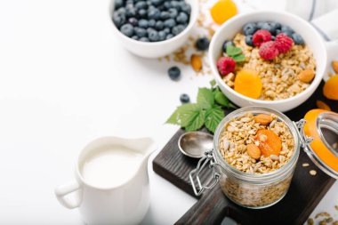 Kurutulmuş meyve ve çilek beyaz zemin üzerine ev yapımı granola