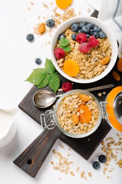 Kurutulmuş meyve ve çilek beyaz zemin üzerine ev yapımı granola