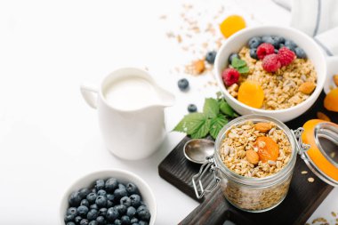 Kurutulmuş meyve ve çilek beyaz zemin üzerine ev yapımı granola