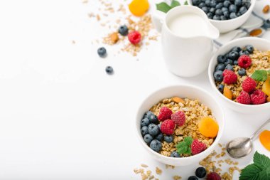 Kurutulmuş meyve ve çilek beyaz zemin üzerine ev yapımı granola