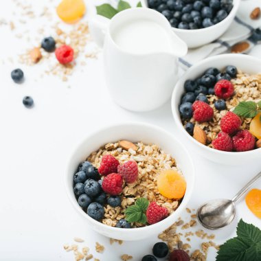 Kurutulmuş meyve ve çilek beyaz zemin üzerine ev yapımı granola