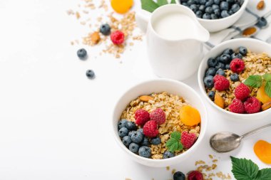 Kurutulmuş meyve ve çilek beyaz zemin üzerine ev yapımı granola