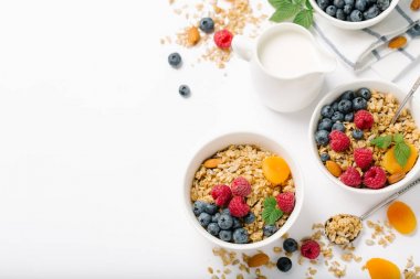 Kurutulmuş meyve ve çilek beyaz zemin üzerine ev yapımı granola