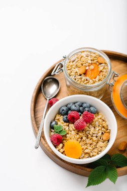 Kurutulmuş meyve ve çilek ile ev yapımı granola