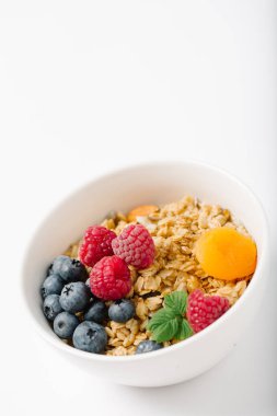 Kurutulmuş meyve ve çilek ile ev yapımı granola