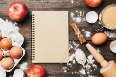 Arka plan pişirme elmalı turta ve mutfak araçları için malzemeler ile yedekleme