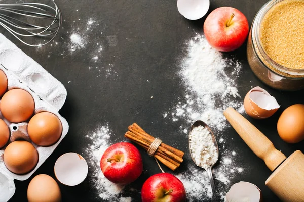 Arka plan pişirme elmalı turta ve mutfak araçları için malzemeler ile yedekleme