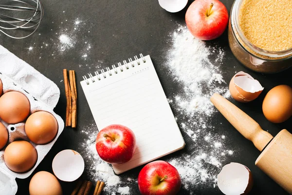Arka plan pişirme elmalı turta ve mutfak araçları için malzemeler ile yedekleme