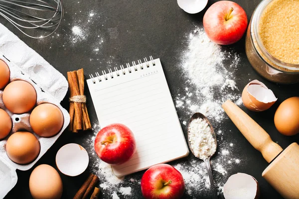 Arka plan pişirme elmalı turta ve mutfak araçları için malzemeler ile yedekleme