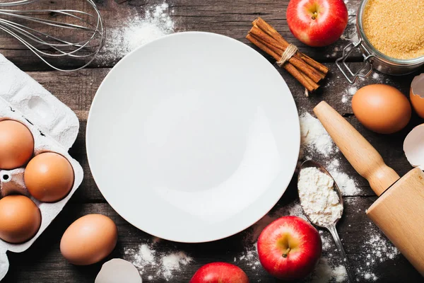 Arka plan pişirme elmalı turta ve mutfak araçları için malzemeler ile yedekleme