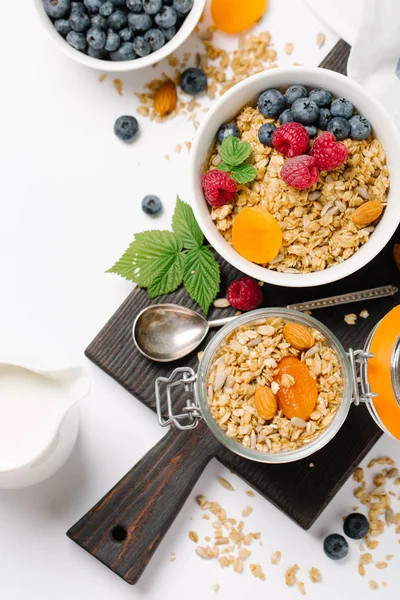 Kurutulmuş meyve ve çilek beyaz zemin üzerine ev yapımı granola