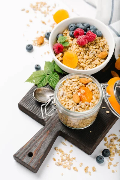 Kurutulmuş meyve ve çilek beyaz zemin üzerine ev yapımı granola