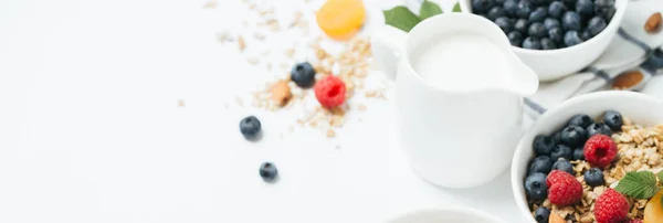 Granola casera con frutos secos y bayas sobre fondo blanco — Foto de Stock