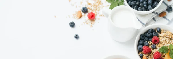 Granola casera con frutos secos y bayas sobre fondo blanco —  Fotos de Stock