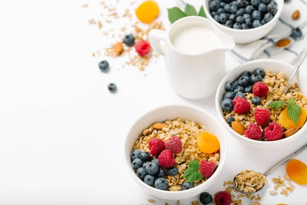 Kurutulmuş meyve ve çilek beyaz zemin üzerine ev yapımı granola