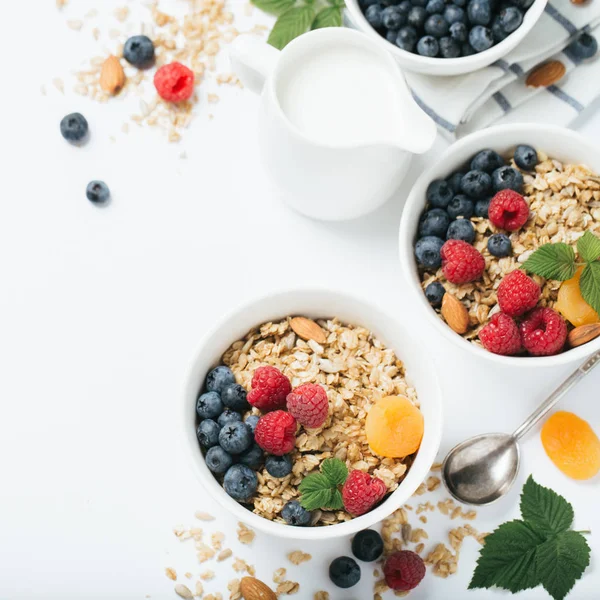 Kurutulmuş meyve ve çilek beyaz zemin üzerine ev yapımı granola