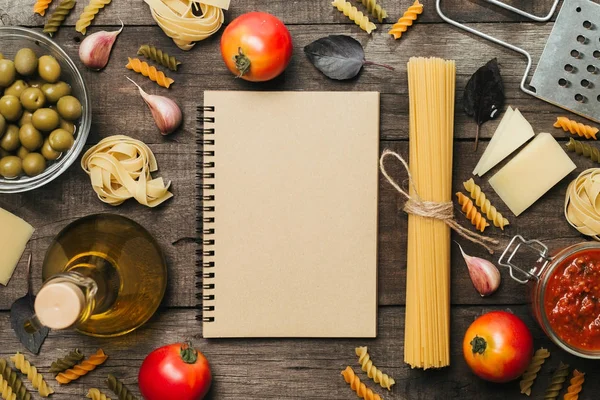 Fettuccine e espaguete com ingredientes para cozinhar massas. Vista superior com espaço para texto — Fotografia de Stock