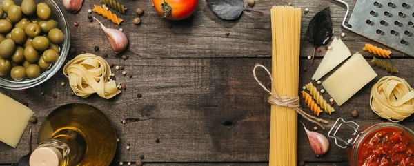 Fettuccine y espaguetis con ingredientes para cocinar pasta. Vista superior con espacio para texto — Foto de Stock