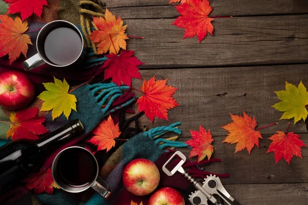 Sonbahar yaprakları, iki bardak şarap, Kırmızı elma ile ekose eski vintage ahşap arka plan üzerinde.