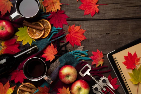 Sonbahar yaprakları, iki bardak şarap, Kırmızı elma ile ekose eski vintage ahşap arka plan üzerinde.