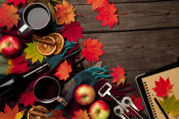 Sonbahar yaprakları, iki bardak şarap, Kırmızı elma ile ekose eski vintage ahşap arka plan üzerinde.