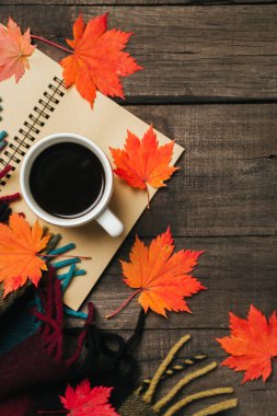 Sonbahar yaprakları ve bir fincan kahve ile ekose eski vintage ahşap arka plan üzerinde.