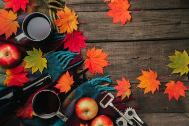 Sonbahar yaprakları, iki bardak şarap, Kırmızı elma ile ekose eski vintage ahşap arka plan üzerinde.