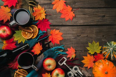 Sonbahar yaprakları, iki bardak şarap, Kırmızı elma ile ekose eski vintage ahşap arka plan üzerinde.