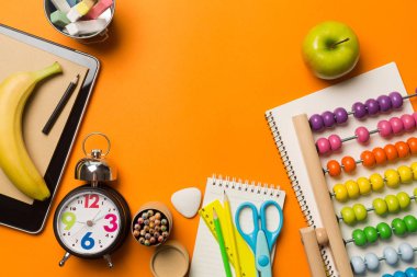 Geri için okul kavramı saat renk tebeşir kalem apple dizüstü üzerinden kara tahta arka plan ile. Uzay kopyalayın. Üstten Görünüm. Düz yatıyordu