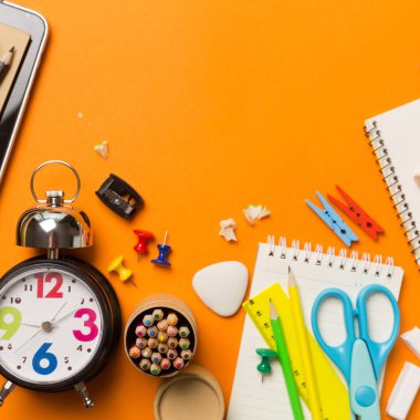 Geri için okul kavramı saat renk tebeşir kalem apple dizüstü üzerinden kara tahta arka plan ile. Uzay kopyalayın. Üstten Görünüm. Düz yatıyordu