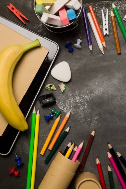 Geri için okul kavramı saat renk tebeşir kalem apple dizüstü üzerinden kara tahta arka plan ile. Uzay kopyalayın. Üstten Görünüm. Düz yatıyordu