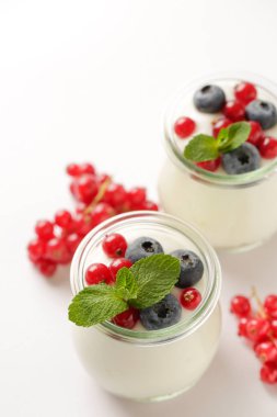 Ev yapımı yoğurt granola ve taze çilek, seçici odak ile. Sağlıklı kahvaltı madde