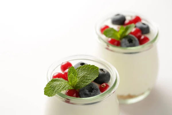 Házi joghurt, granola, és a friss bogyós gyümölcsök, a szelektív összpontosít. Egészséges reggeli összetevő — Stock Fotó