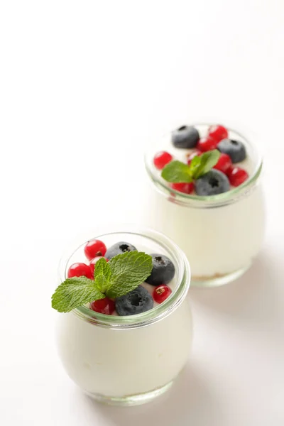 Yogurt fatto in casa con muesli e bacche fresche, attenzione selettiva. Ingrediente sano per la colazione — Foto Stock