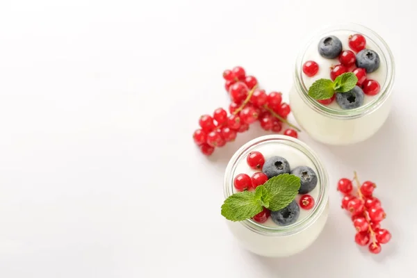 Házi joghurt, granola, és a friss bogyós gyümölcsök, a szelektív összpontosít. Egészséges reggeli összetevő — Stock Fotó