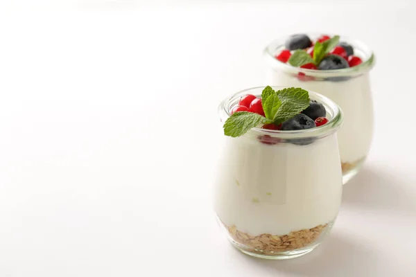 グラノーラと新鮮な果実、選択と集中の自家製ヨーグルト。健康的な朝食の成分 — ストック写真