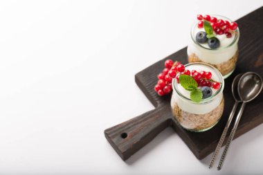 Kahvaltı yoğurt, granola ve çilek beyaz arka plan üzerinde. Sağlıklı gıda kavramı. Sağlıklı kahvaltı madde