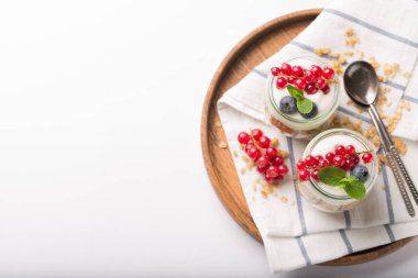 Kahvaltı yoğurt, granola ve çilek beyaz arka plan üzerinde. Sağlıklı gıda kavramı. Sağlıklı kahvaltı madde