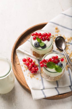 Yoğurt, granola, süt ve beyaz arka plan üzerinde meyveleri ile kahvaltı. Sağlıklı gıda kavramı. Sağlıklı kahvaltı madde
