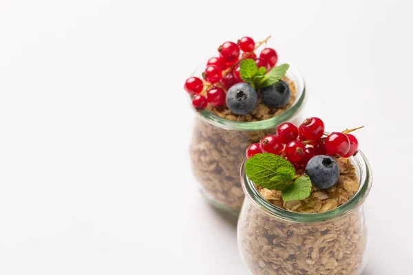 白い背景の上の果実と自家製グラノーラ — ストック写真