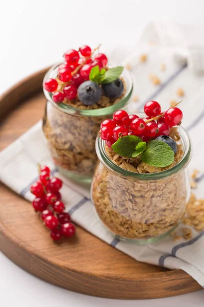 Granola Fait Maison Avec Des Baies Sur Fond Blanc — Photo