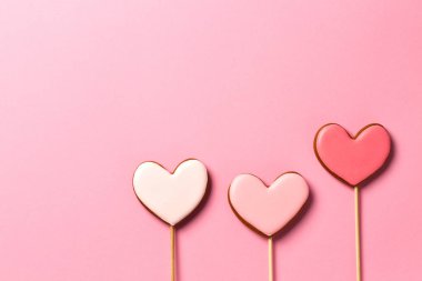 Pembe arka plan izole gingerbread Kalpler