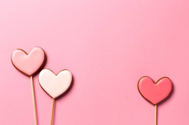 Pembe arka plan izole gingerbread Kalpler