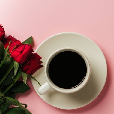 Gül ve bir fincan kahve ile sabah kavramı arka plan. Metin alanı olan Üstten Görünüm