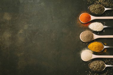 Baharatlı arka plan, farklı sıcak biber ve otlar ile. Üstten Görünüm. Metin için ile yer