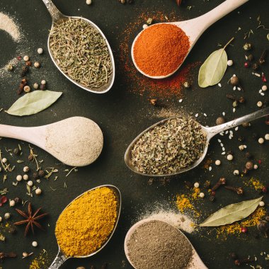 Baharat ve otlar siyah taş zemin üzerine.